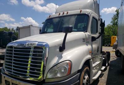 Freightliner Cascadia 125 Salvage Truck