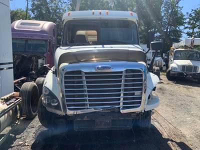 Freightliner Cascadia 125 Salvage Truck