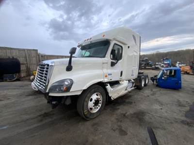 Freightliner Cascadia 125 Salvage Truck