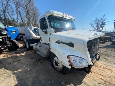 Freightliner Cascadia 125 Salvage Truck
