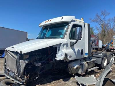 Freightliner Cascadia 125 Salvage Truck