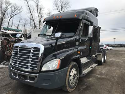 Freightliner Cascadia 125 Salvage Truck
