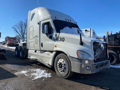 Freightliner Cascadia 125 Salvage Truck