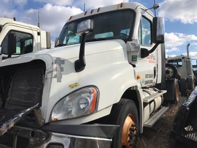 Freightliner Cascadia 125 Salvage Truck