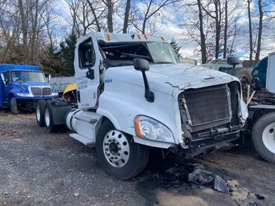 Freightliner Cascadia 125 Salvage Truck