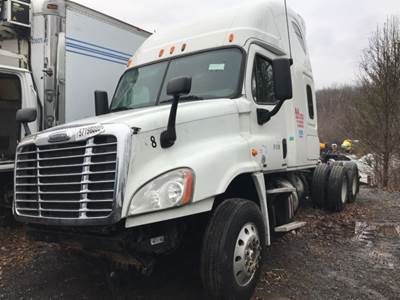 Freightliner Cascadia 125 Salvage Truck
