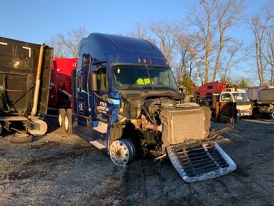 Freightliner Cascadia 125 Salvage Truck