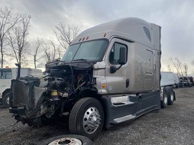 Freightliner Cascadia 125 Salvage Truck
