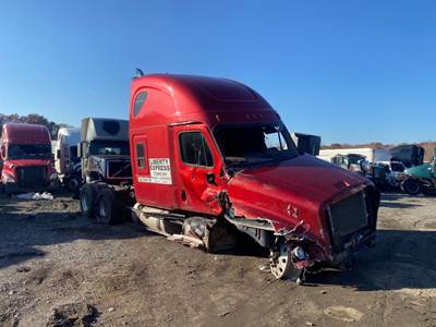 Freightliner Cascadia 125 Salvage Truck