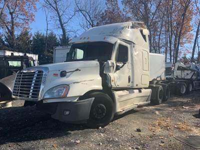 Freightliner Cascadia 125 Salvage Truck