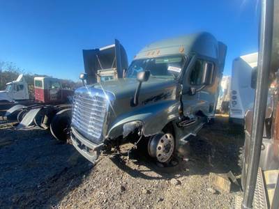 Freightliner Cascadia 125 Salvage Truck