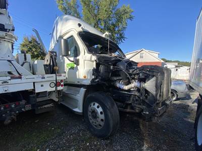 Freightliner Cascadia 125 Salvage Truck