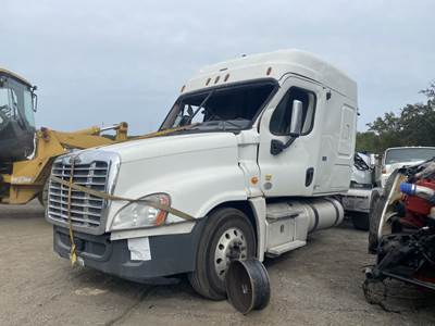 Freightliner Cascadia 125 Salvage Truck