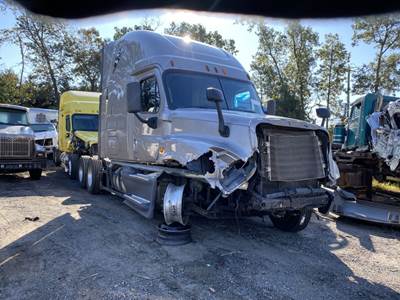 Freightliner Cascadia 125 Salvage Truck