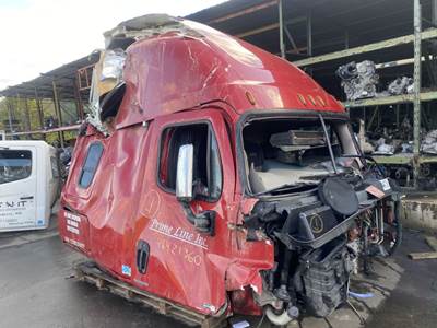 Freightliner Cascadia 125 Salvage Truck