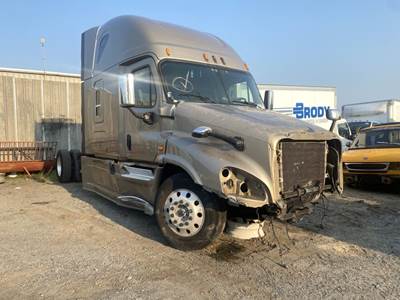 Freightliner Cascadia 125 Salvage Truck