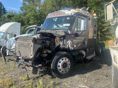 Freightliner Cascadia 125 Salvage Truck