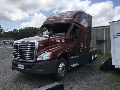 Freightliner Cascadia 125 Salvage Truck