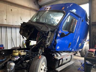 Freightliner Cascadia 125 Salvage Truck