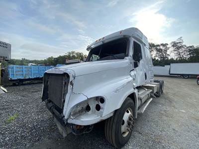 Freightliner Cascadia 125 Salvage Truck