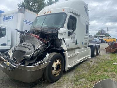 Freightliner Cascadia 125 Salvage Truck