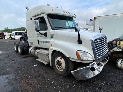 Freightliner Cascadia 125 Salvage Truck