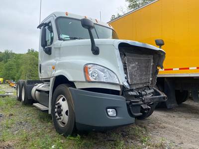 Freightliner Cascadia 125 Salvage Truck