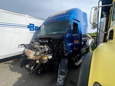 Freightliner Cascadia 125 Salvage Truck