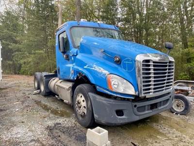 Freightliner Cascadia 125 Salvage Truck