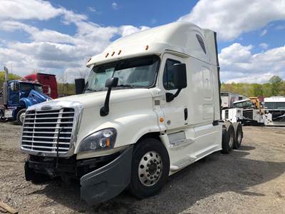 Freightliner Cascadia 125 Salvage Truck