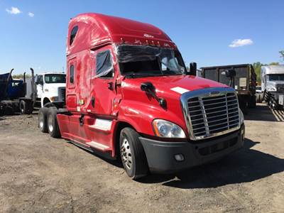 Freightliner Cascadia 125 Salvage Truck