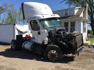 Freightliner Cascadia 125 Salvage Truck