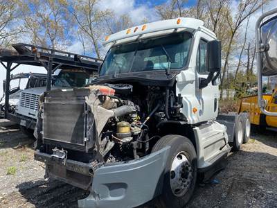 Freightliner Cascadia 125 Salvage Truck