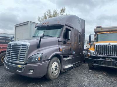 Freightliner Cascadia 125 Salvage Truck