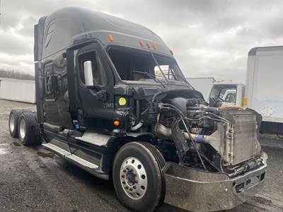 Freightliner Cascadia 125 Salvage Truck