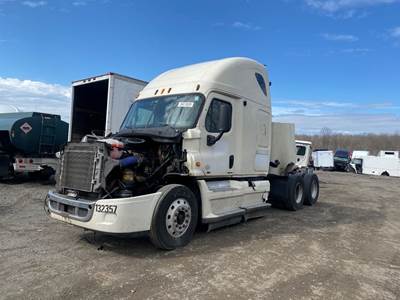 Freightliner Cascadia 125 Salvage Truck