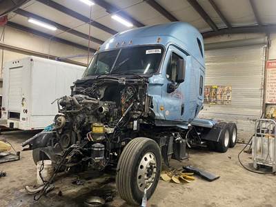 Freightliner Cascadia 125 Salvage Truck