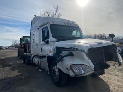 Freightliner Cascadia 125 Salvage Truck