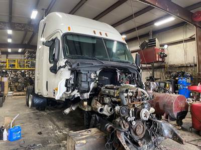 Freightliner Cascadia 125 Salvage Truck