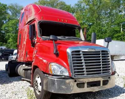 Freightliner Cascadia 125 Salvage Truck