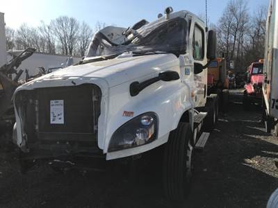 Freightliner Cascadia 125 Salvage Truck