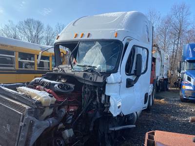 Freightliner Cascadia 125 Salvage Truck