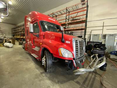 Freightliner Cascadia 125 Salvage Truck
