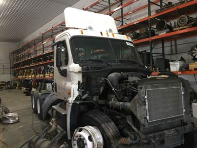 Freightliner Cascadia 125 Salvage Truck