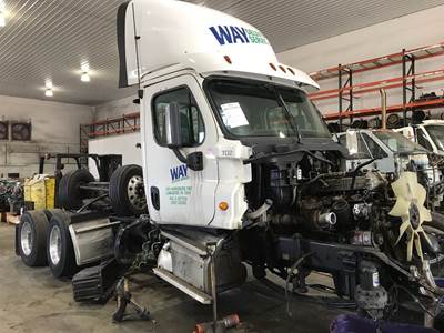 Freightliner Cascadia 125 Salvage Truck