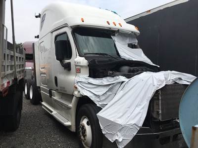 Freightliner Cascadia 125 Salvage Truck