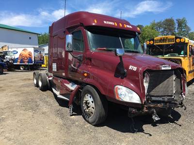 Freightliner Cascadia 125 Salvage Truck