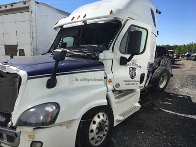 Freightliner Cascadia 125 Salvage Truck
