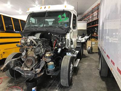 Freightliner Cascadia 125 Salvage Truck