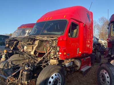 Freightliner Cascadia 125 Salvage Truck